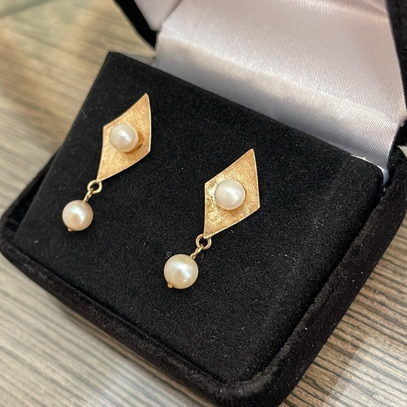 Vintage 14kt Gold Mid Century Modern Pearl Earrings - Picture 2 of 16